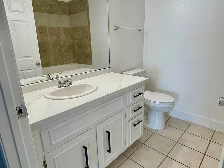 1712 Sylvan Ave — Photo 4