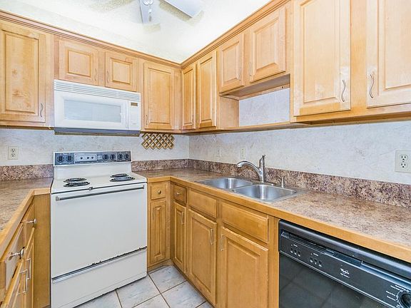 5th image of 304 SE Castle Ct #D