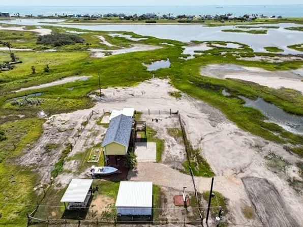 326 E 10th St, Rockport, TX 78382