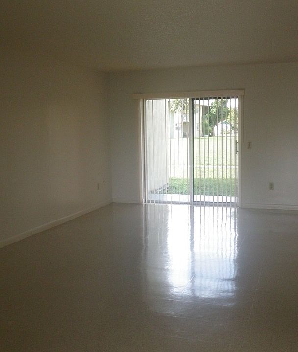 2nd image of 220 Henthorne Dr #B01