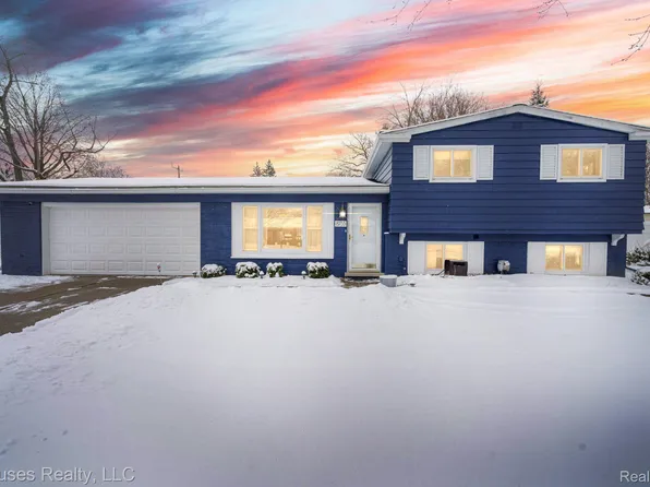 8733 Buffalo Dr, Commerce Township, MI 48382