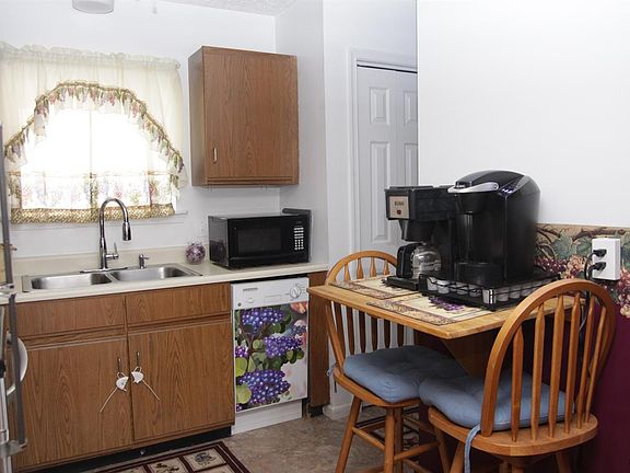 5th image of 7 Jefferson Village Dr
