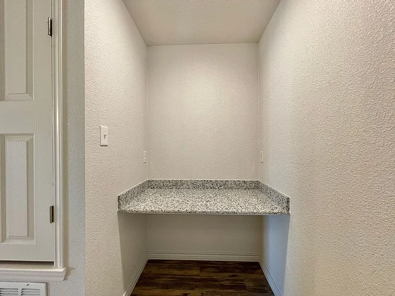 1821 Castroville Trl — Photo 11