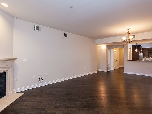 3rd image of 13200 Moorpark St APT 102