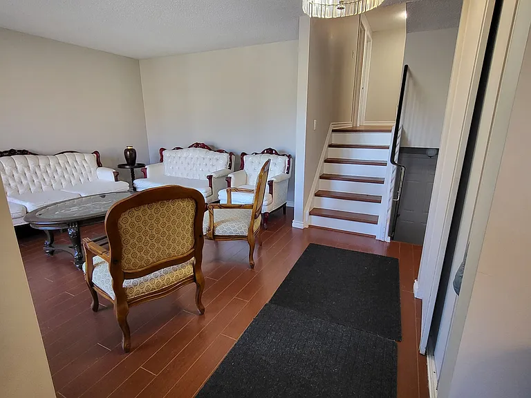 36 Cambridge Cres #MAIN — Photo 3