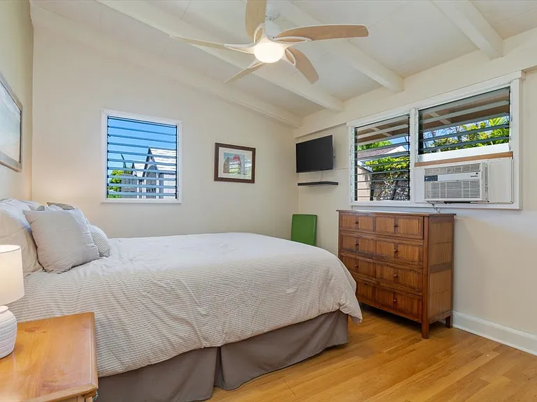 Bedroom #2 on back corner of house. Great cross ventilation! Queen size tempur-pedic adjustable head and foot bed!