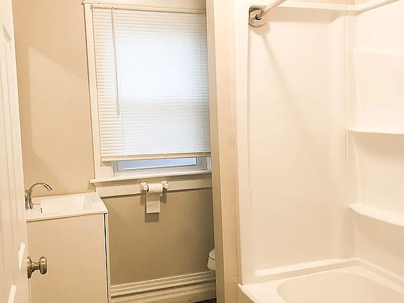 5th image of 2412 Hilton Ave