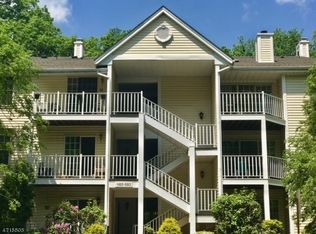 586 Lilac Ln, Mahwah, NJ 07430