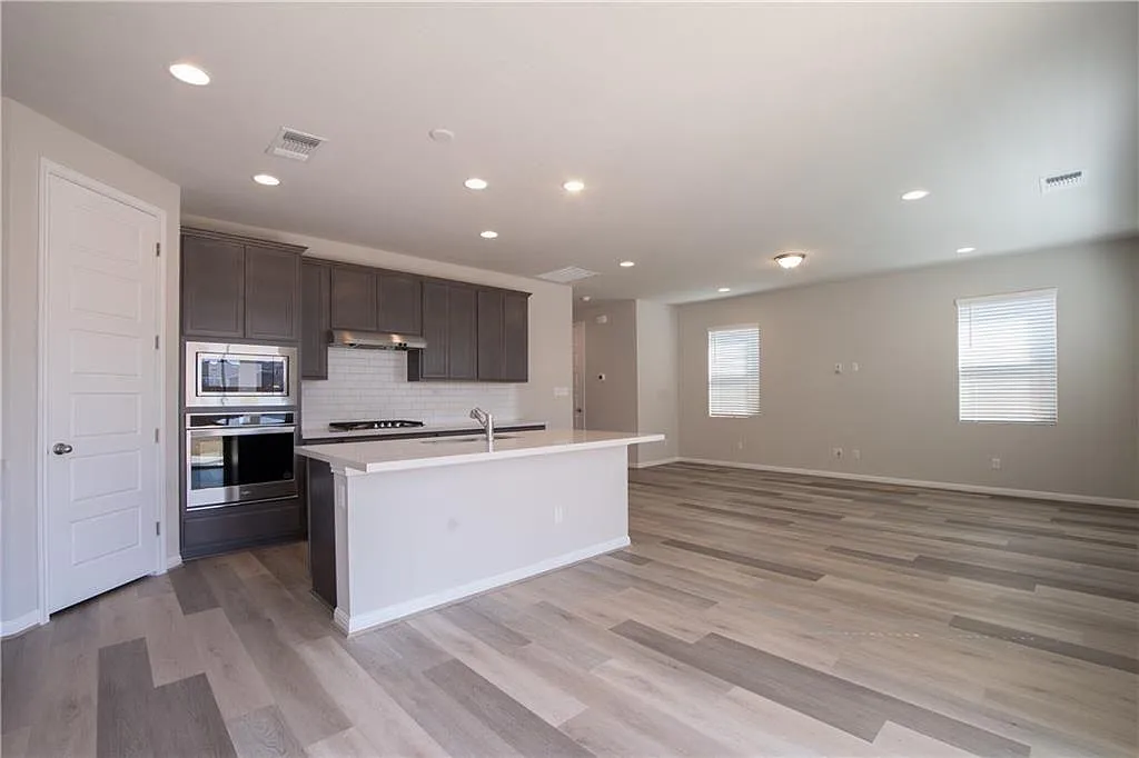4 bed, 2.5 bath, 2015 sqft, $2,250 — Photo 3