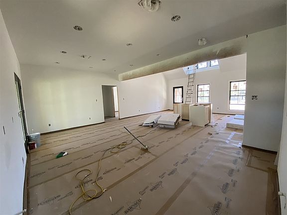 4th image of 908 Lakeshore Dr