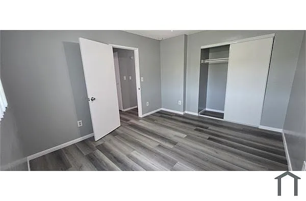 Building Photo - 2315 W 54th St #1
