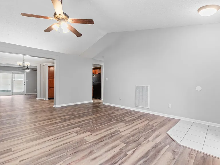 305 Spring Valley Ln — Photo 13