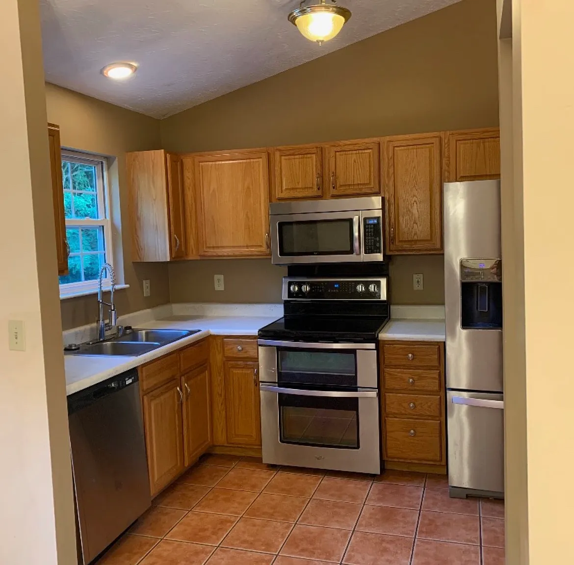 3 bed, 2.5 bath, 2000 sqft, $2,350 — Photo 3