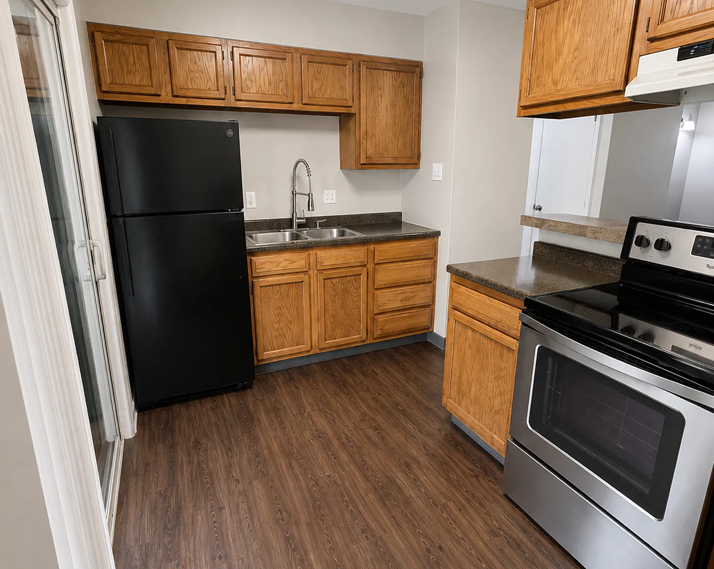 Huge layouts, large yard, new laundry! Oak Grove — Photo 2