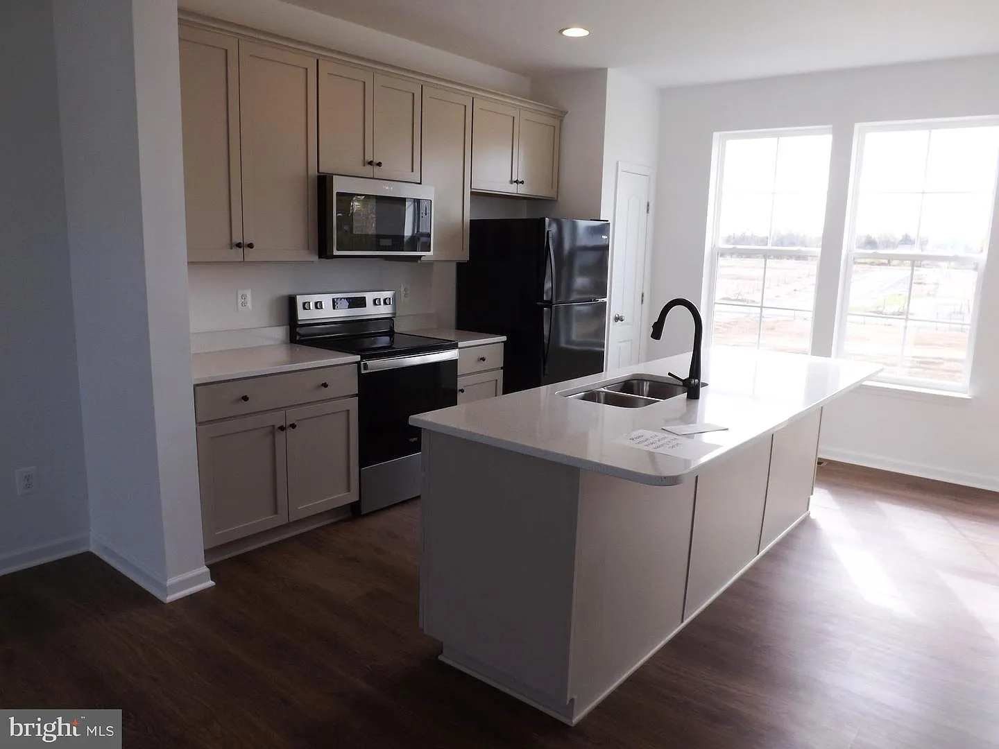 3 bed, 3.5 bath, 1900 sqft, $1,795 — Photo 4