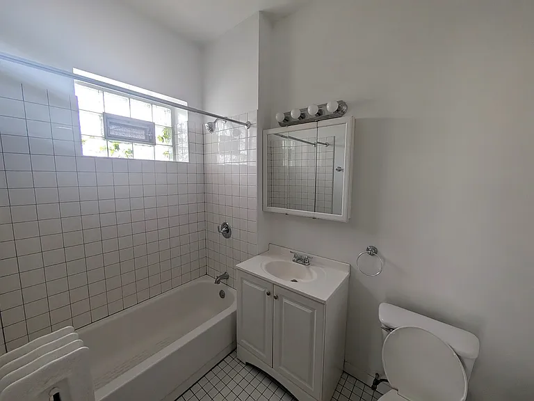 5616 N Winthrop Ave #2F — Photo 8