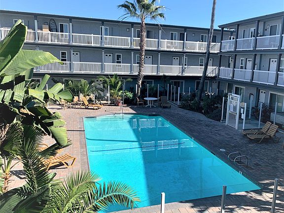 Well maintained Condo pool.