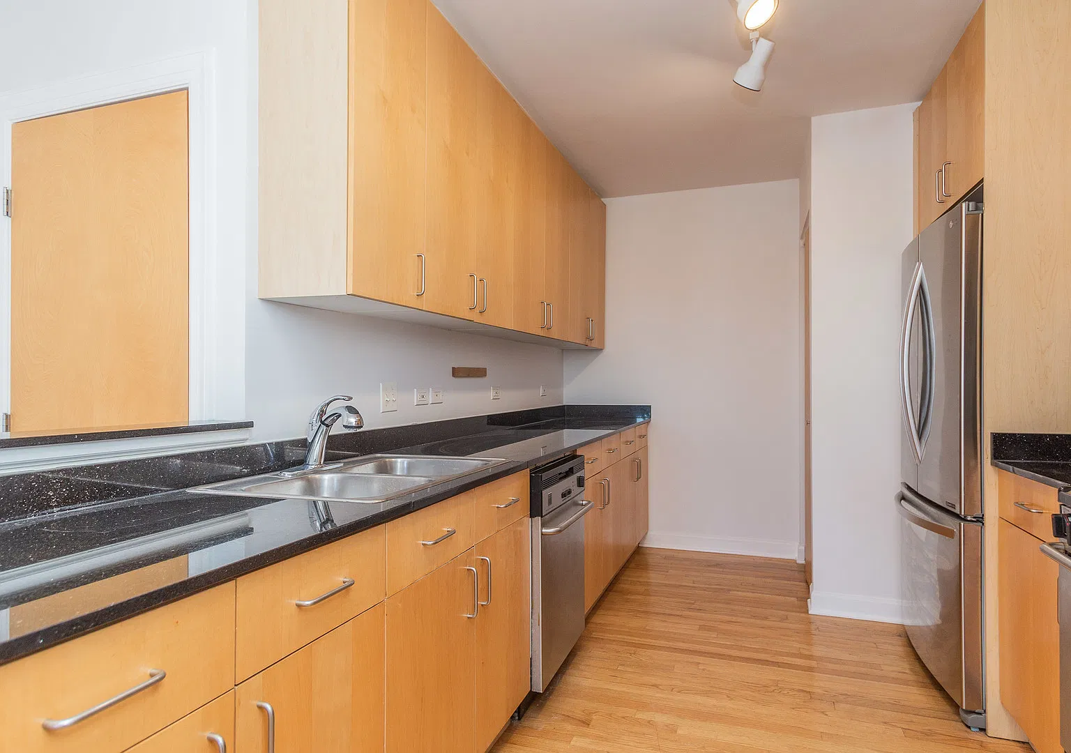 2 bed, 1760 sqft, $5,200 — Photo 4