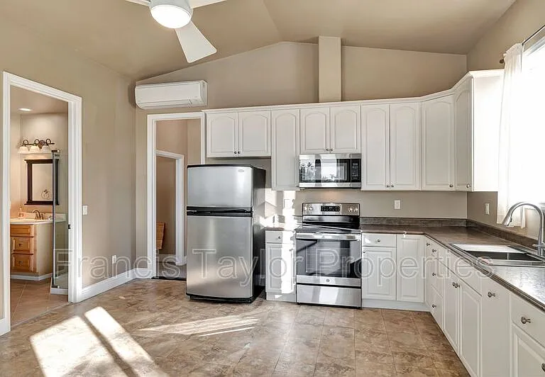 2861 Eastview Ter — Photo 5