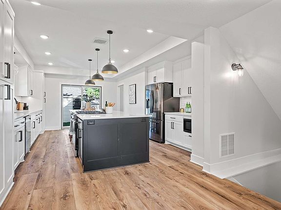 3rd image of 405 13th Ave N #405