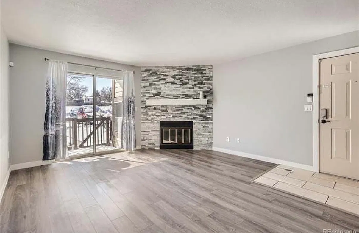 2 bed, 915 sqft, $2,100 — Photo 2