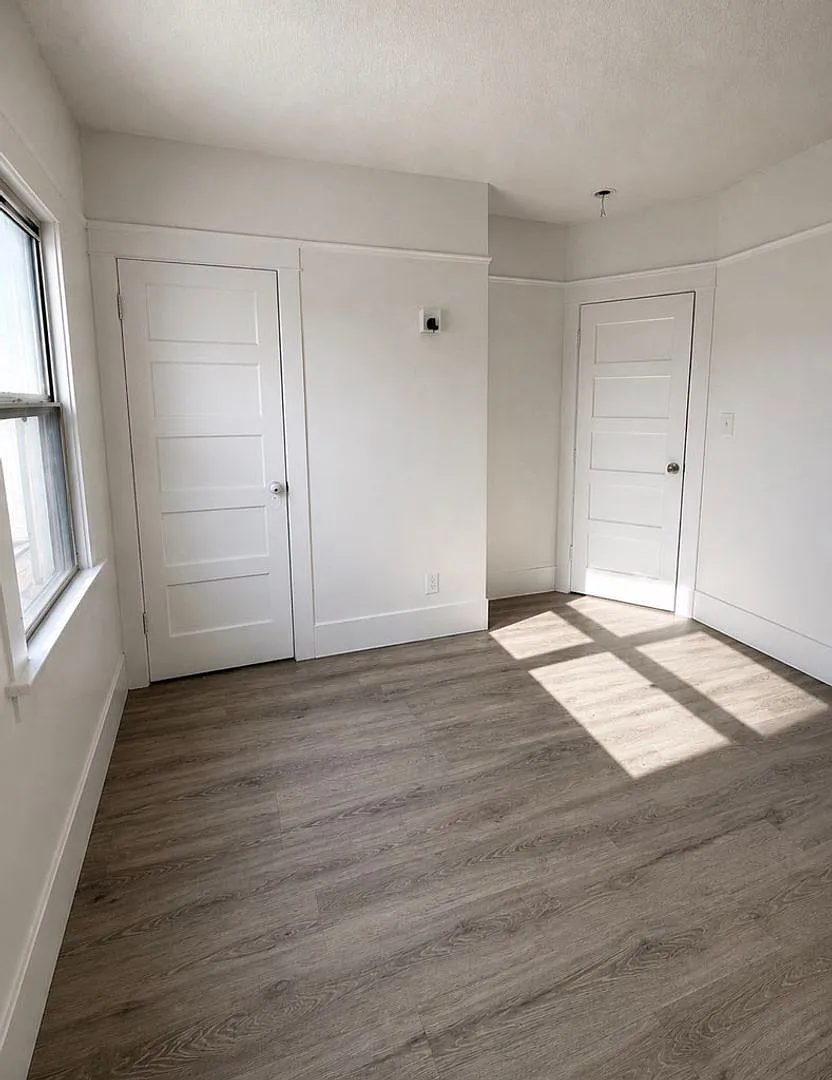 833 W. 42nd Place — Photo 2
