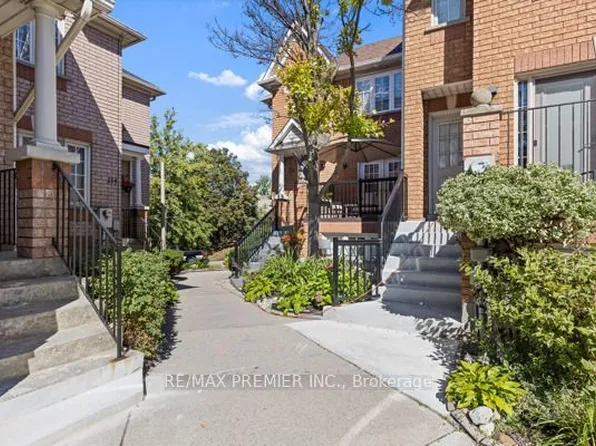 116 Rory Rd #8, Toronto, ON M6L 3G1