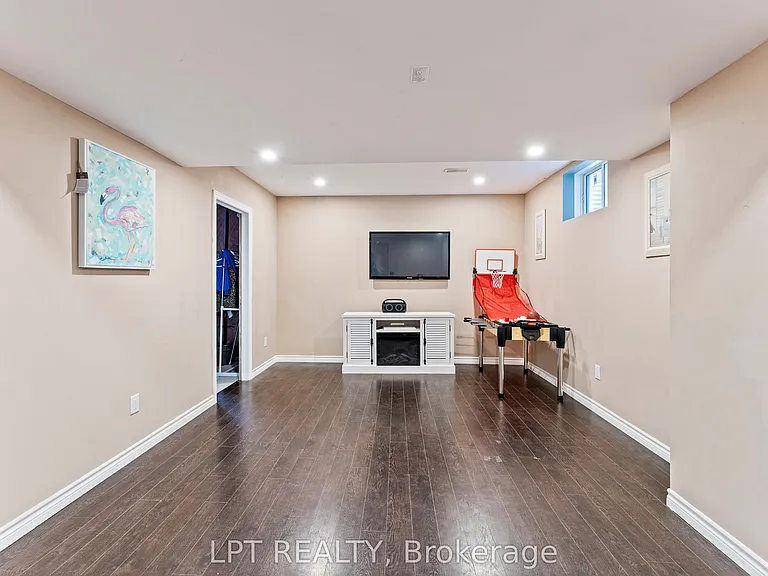 82 Nathan Cres — Photo 32