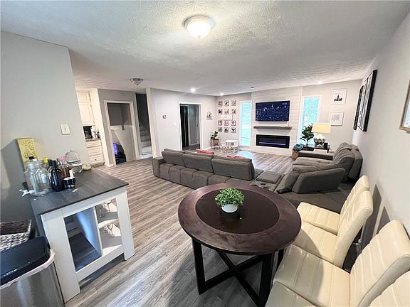4th image of 843 Ray Dr NW