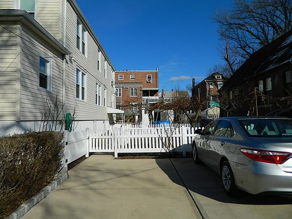 3rd image of 2552 Seymour Ave