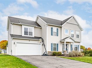 242 Woodsview Dr, Webster, NY 14580