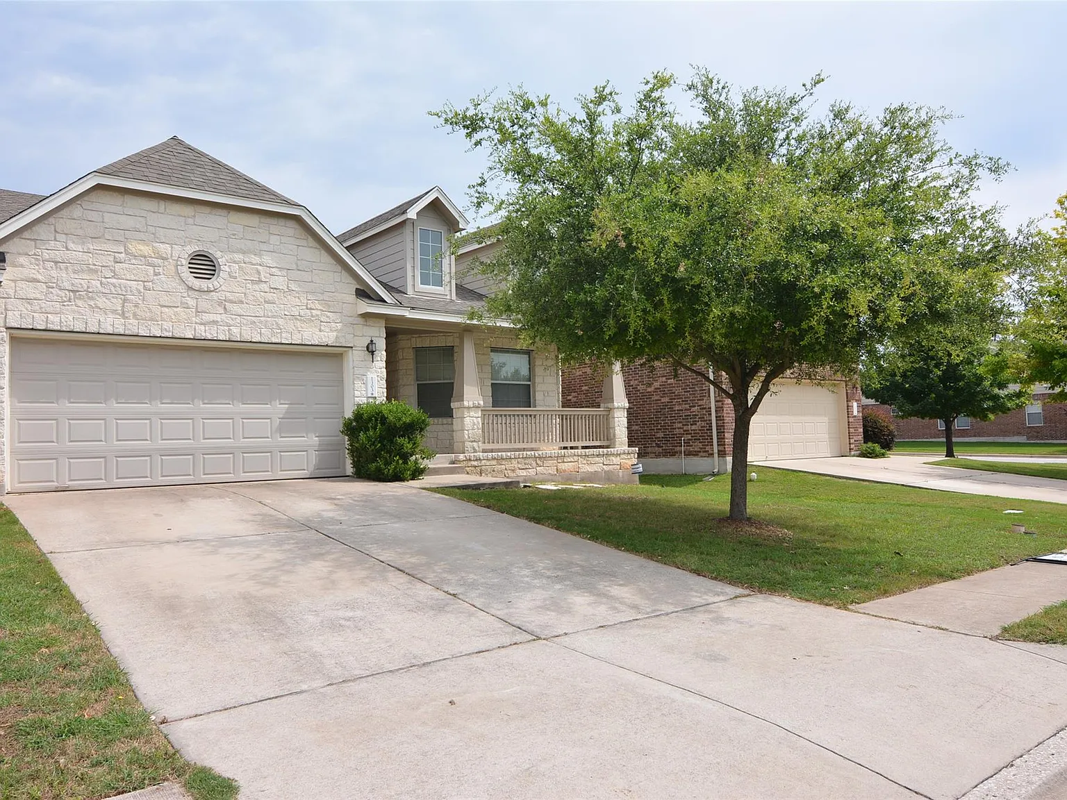 3 bed, 2.0 bath, 1577 sqft, $2,100 — Photo 2