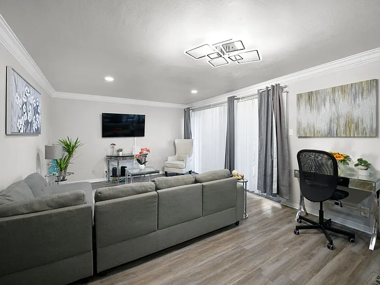 E Avenue J — Photo 2