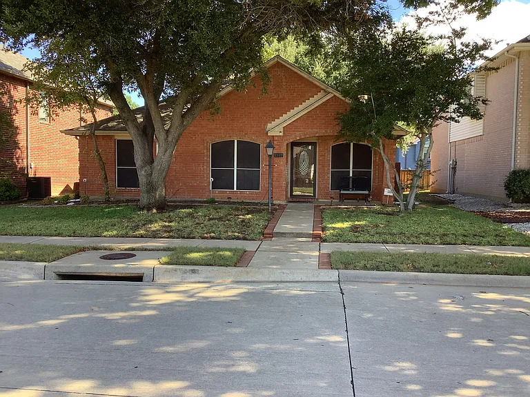 Creekpoint Dr — Photo 1