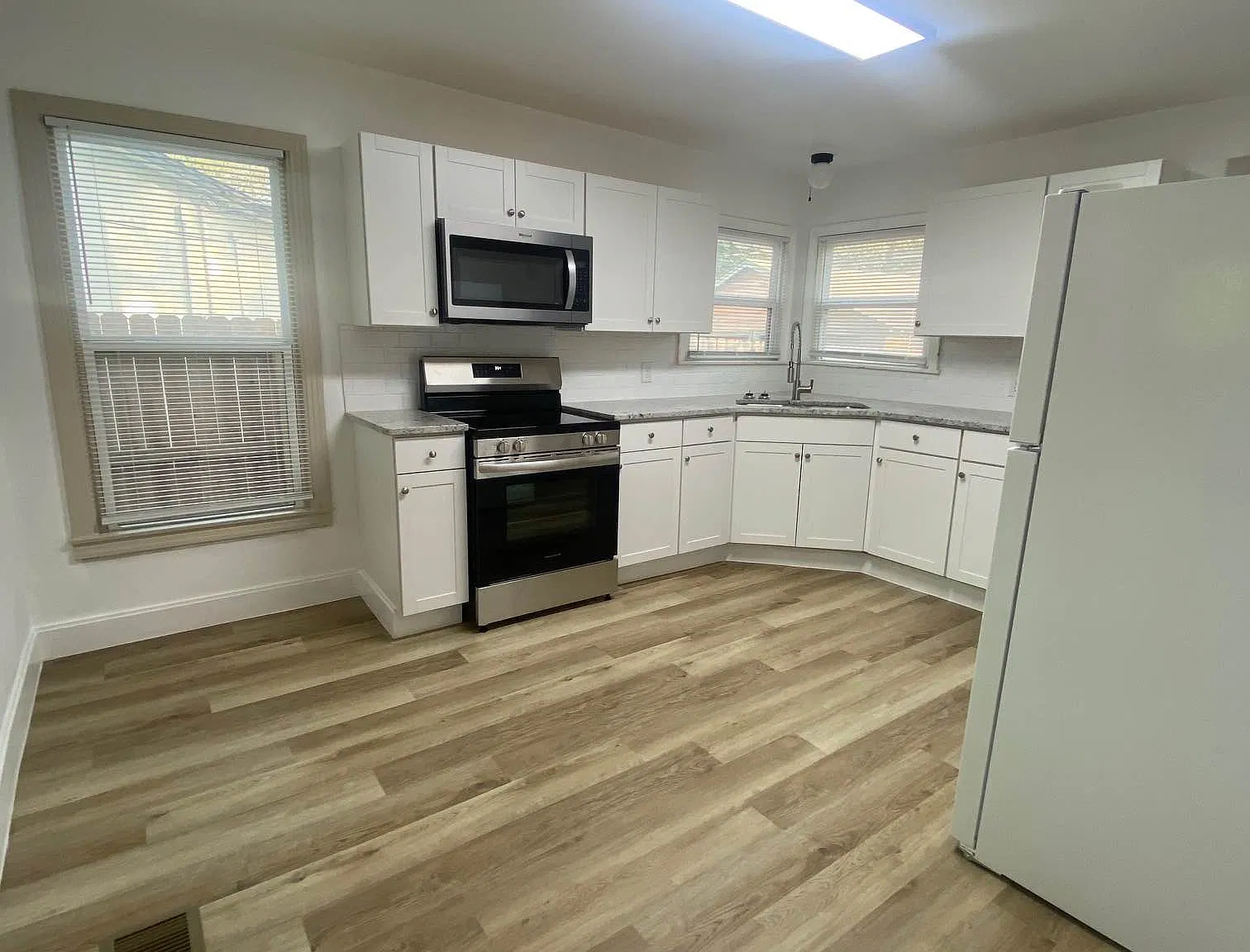 3 bed, 1.0 bath, 1377 sqft, $1,142 — Photo 2