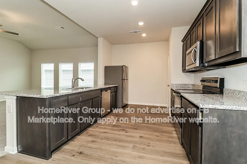 4 bed, 2.0 bath, 1724 sqft, $2,595 — Photo 2