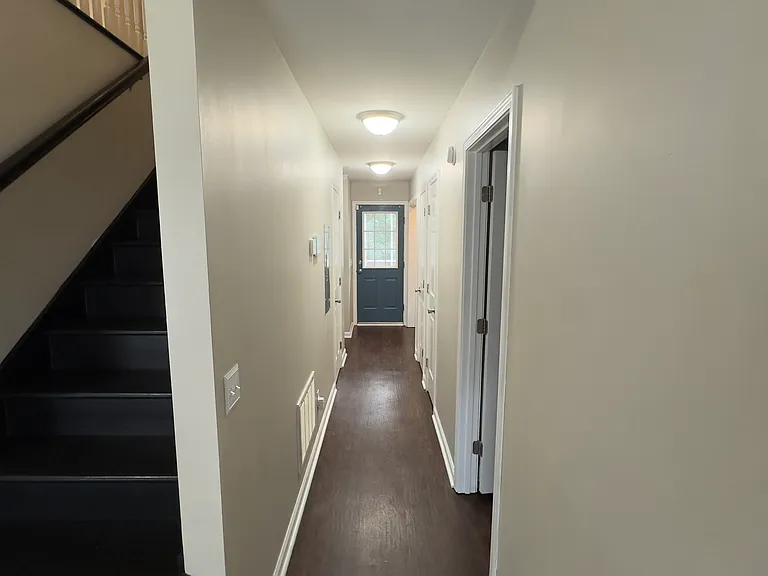 233 Montclaire Cir — Photo 4
