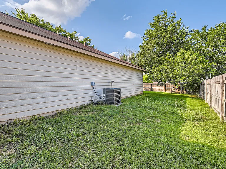 134 Bellair Dr — Photo 10