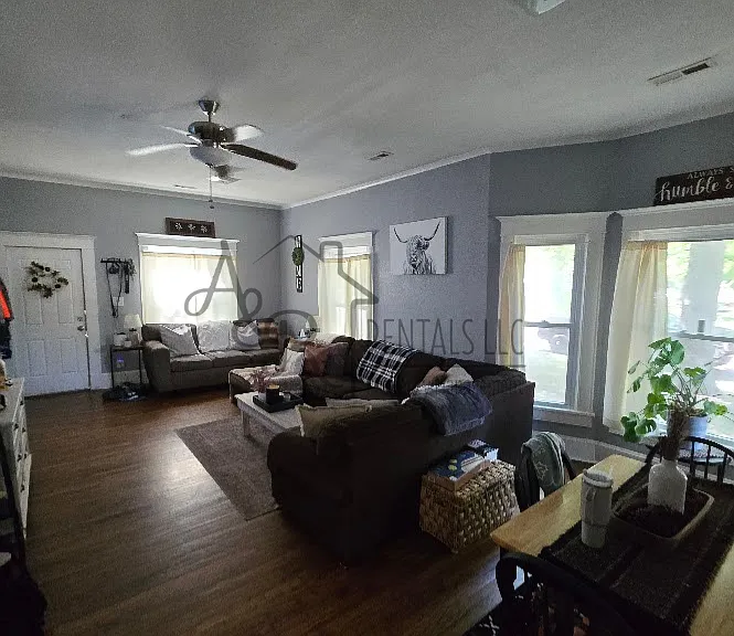 314 W 1st St — Photo 5