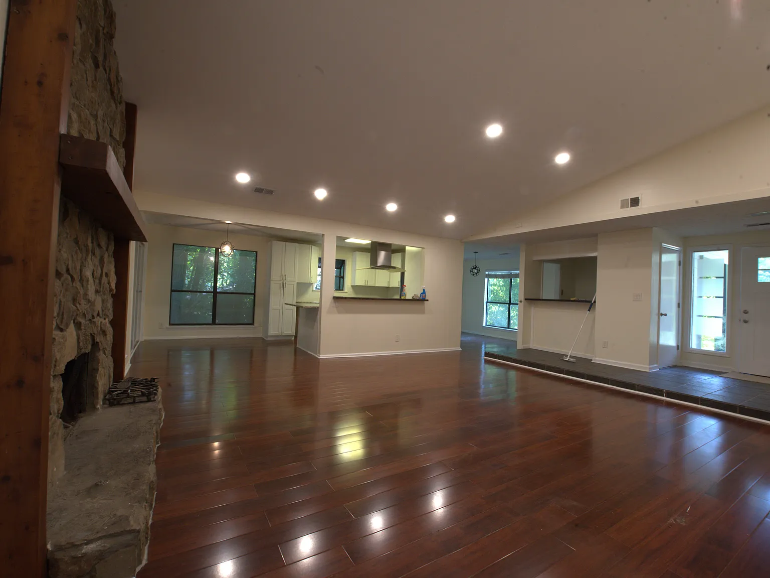 3 bed, 1800 sqft, $2,300 — Photo 3