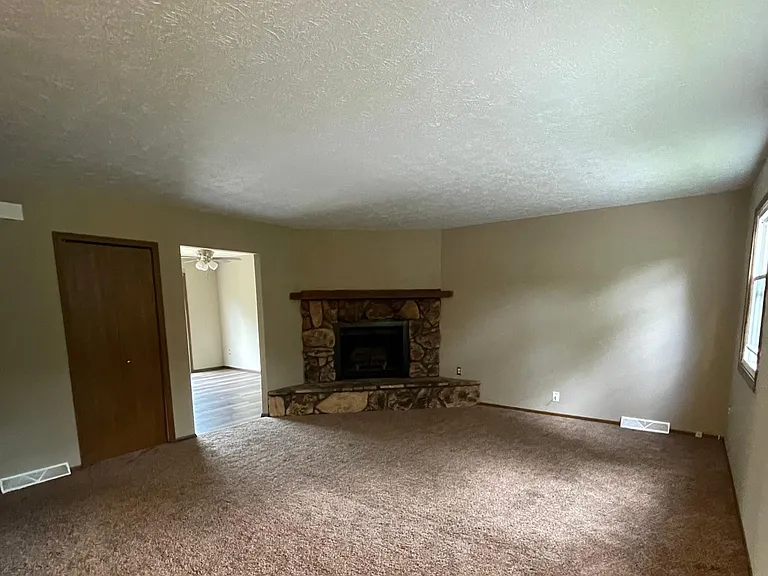 1270 Squires Dr — Photo 3
