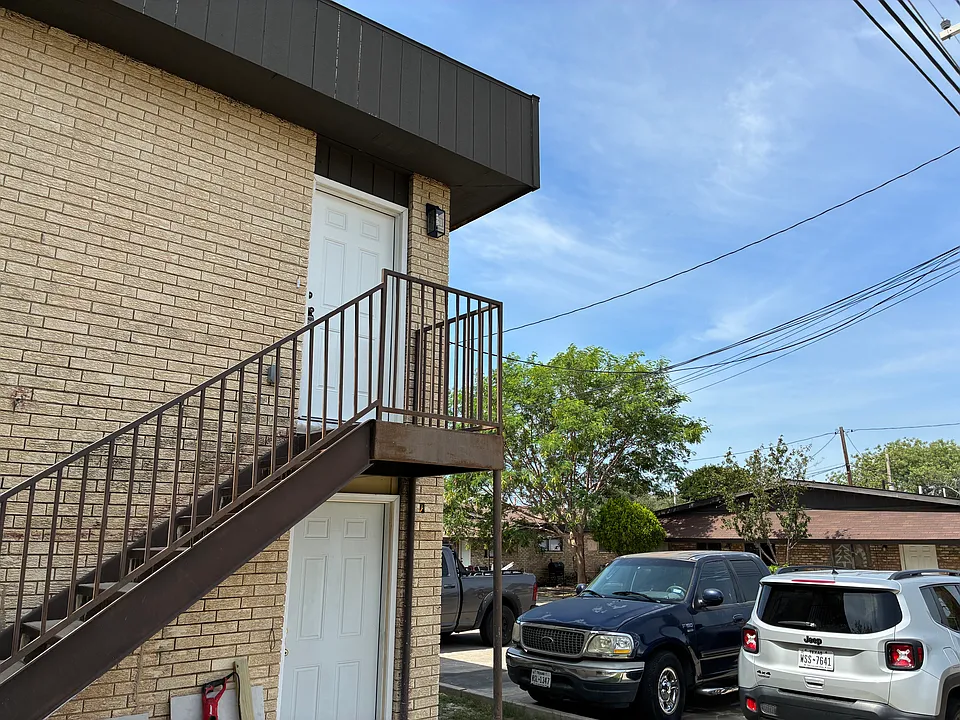 705 E Bustamante St #2