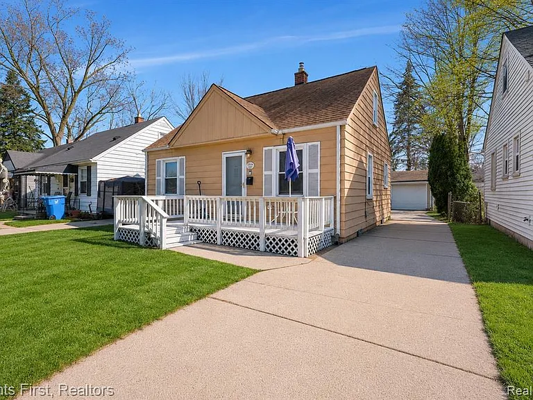 24047 Stanford St — Photo 2