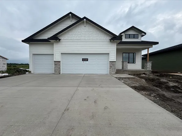 8209 Mahon Ct, Johnston, IA 50131