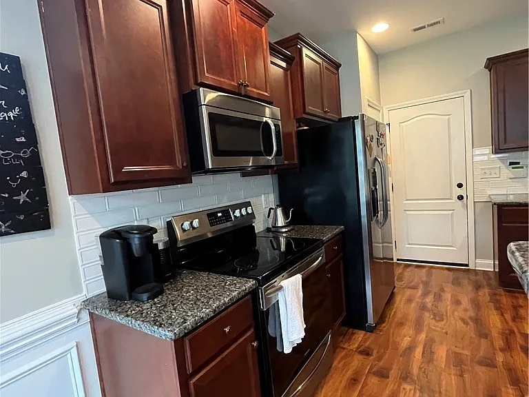 233 Fairfax Dr — Photo 4