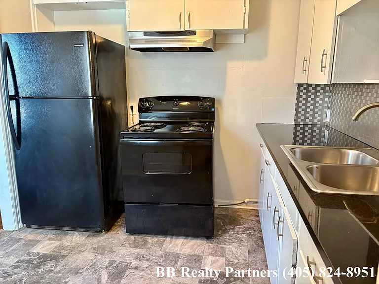 3928 E 2nd St — Photo 6