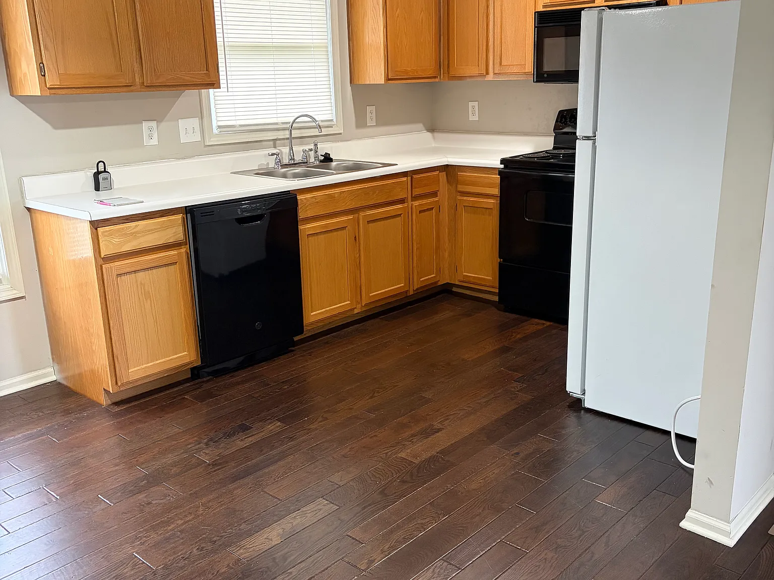 2 bed, 2.5 bath, 1400 sqft, $1,600 — Photo 1
