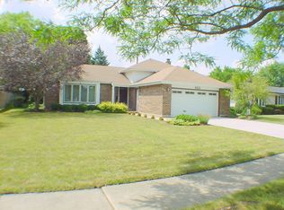 920 Apple Dr, Schaumburg, IL 60194