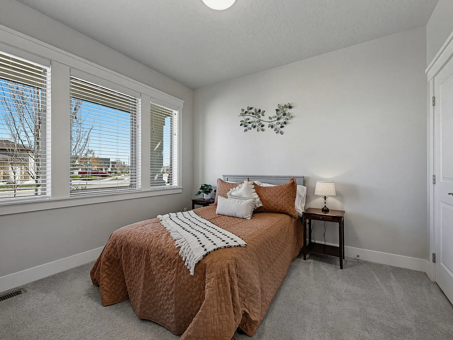 5 bed, 2733 sqft, $4,100 — Photo 4