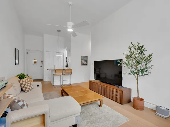 244 East 60th Street image 2 of 5